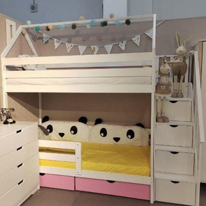 Двуъярусная с лестницей комодом